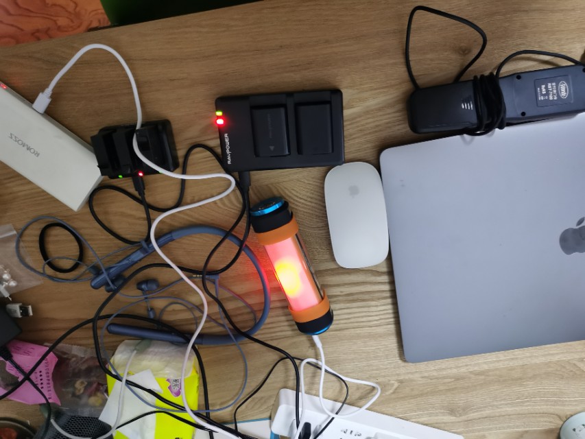 晚上在大街上撑帐篷睡觉犯不犯法啊？：路边搭帐篷过夜