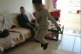 楼上孩子每天在家跳绳，大爷想出“奇招”应对，第二天楼上没声了图片