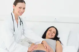 产妇注意：生完孩子后的几个小时，这几件事要尽早做，大意没好处图片