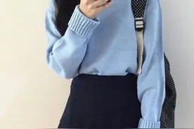 穿衣显嫩并不难，“学生风”的穿搭示范，既彰显青春活力还时髦图片