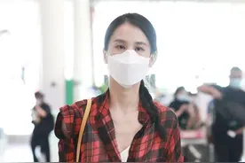 会穿太重要了！黄圣依穿防晒衫搭黑色短裤，比例优越长腿超吸睛图片