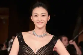 谢娜闺蜜李小冉身材真绝，一袭深v蕾丝裙苗条挺拔，尽显女人韵味图片