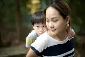 55岁单亲母亲占有欲太强，儿子崩溃：妈妈，请别再插手我的人生图片