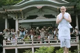 日本这里的和尚每年进行“高台跳水”修行，从5层楼高度一跃而下图片