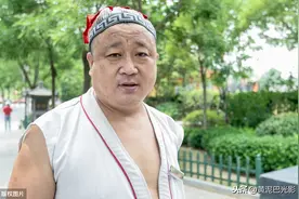 河南大叔卖祖传切糕成网红，百万粉丝围观，只因吆喝声有点怪图片