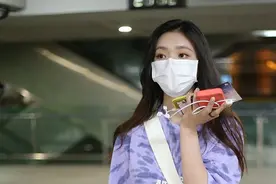 林允真会穿，宽松T恤搭老爹裤穿出嘻哈范，成功驾驭男友风图片