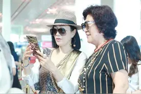 钟丽缇在婆婆面前“假保守”，拼接外套配热裤，薄纱清透遮不住图片