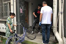 栖霞区栖化新村社区清理废旧车辆，助力文明创建图片