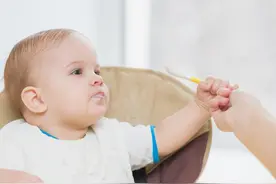 你的宝宝还在喂饭吗？孩子2岁了，还不会自己吃饭？怪谁呢？图片