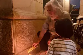 69岁张纪中晒照，面色红润精神足！身旁神秘小孩疑是其孩子？图片