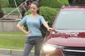 网友偶遇吉娜拍广告 上一秒微笑下一秒绷脸翻白眼图片