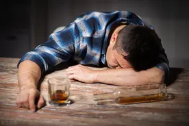 有人酒后亢奋，有人酒后昏睡，酒精到底是兴奋神经还是抑制神经？图片