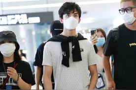 吴磊现身机场，黑白穿搭简约时尚，衣服绑成围巾样子帅气满满图片