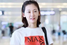 郑恺老婆苗苗走机场，穿白色T恤配牛仔裤好洋气，纯素颜美得惊艳图片