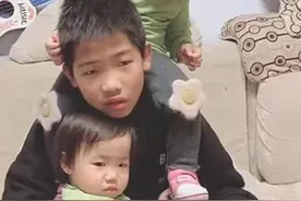 9岁儿子强烈要求妈妈生2胎，却迎来了双胞胎妹妹，儿子：能退货不图片
