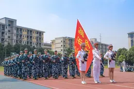 中国阅兵时突然出现失误，战士用坚强意志弥补，精神值得我们敬佩图片