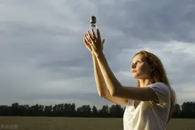 出差提前归，一个陌生女人在我家，她质问我：你是谁图片