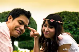 婚礼上，伴娘竟亲了新郎一口，新娘不悦：开玩笑要注意场合、分寸图片