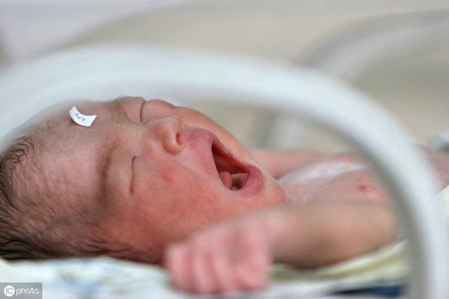 8岁女孩脸部有毛囊角化丘疹