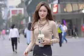 紧身裤还安上拉链？时髦美女不服气说：这是有钱人的表现图片