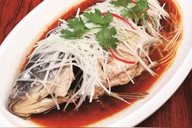 超实用葱油鲤鱼3步上桌，2个关键使鱼肉质地紧密无土腥味儿图片