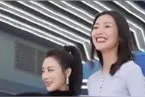 刘雯做客薇娅直播间，露脐装量腿长，108厘米被惊不是人类腿长图片