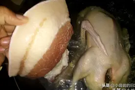 老妈做白切鸭时总要加一块猪肉，原来是这样，难怪鸭肉这么好吃图片