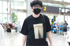 街拍：毛不易现身机场，穿黑T恤配束脚裤搭运动鞋，尽显休闲随性图片
