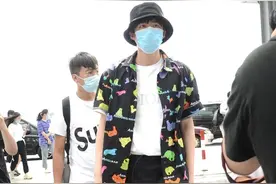 大高个子总是这么的醒目！刘宇宁现身机场，猜猜他有多？图片