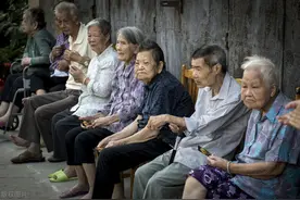 《喜丧》太现实，农村86岁老太吃药自杀，儿孙满堂却无人肯赡养图片