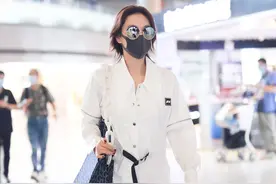 军嫂张馨予穿白色工装连体衣搭配马丁靴清爽帅气、时尚随性图片