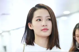 李沁机场遇到王大陆，顺口叫了一声“狼仔”，王大陆搞笑回复图片