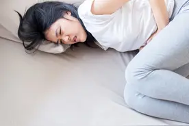 女性试纸2条杠，但之后来月经了！这是小产还是“生化妊娠”？图片