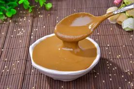 调芝麻酱时，最忌直接加水调，多做一个步骤，保证口感顺滑又香浓图片