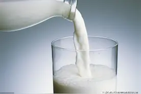 每天喝牛奶和不喝牛奶的人有什么区别？图片