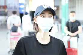 街拍：王丽坤穿T恤配牛仔裙搭运动鞋，尽显随性时髦图片