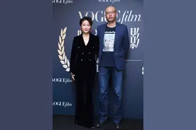 梁静气场真高级，商务装穿出时尚潇洒范儿，和管虎同框依旧显气质图片