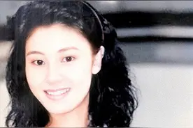 一组明星泳装上色老照片，第三张是郭晶晶的婆婆，最后一张袁咏仪图片