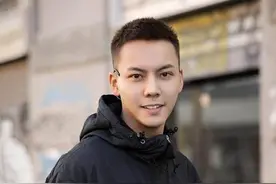 许亚军：一生4次婚姻，为何4婚后成“老婆奴”，看见他老婆明白了图片
