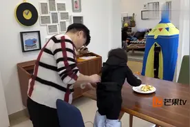 皓皓给姥姥面包吃，姥姥感动的说谢谢你，皓皓长大了！视频封面