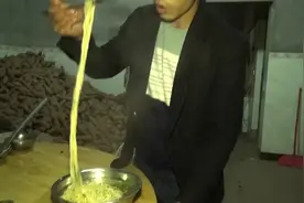 吃鱼剩下的鱼汤别倒掉，农村小伙用它也能做一道美美的早餐