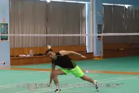 羽毛球网前“绝地反杀”技巧：特别被动时，就用这招被动勾对角！