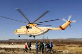 中国首次特大群伞系统空投成功图片