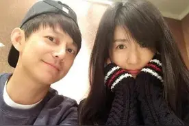 谢娜捡何炅掉厕所的手机继续用 如此节约真是娱乐圈一股清流图片
