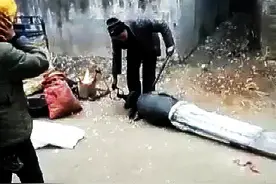 国内街头爆米花开锅时爆炸，求大爷的心理阴影，把大姐吓坏了图片