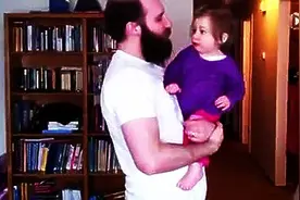 老爸把超长胡子刮没了，结果被女儿嫌弃不认识，把萌娃吓哭了！图片