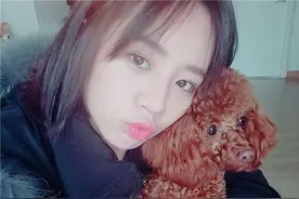 惠利晒与萌犬合影 嘟嘴卖萌可爱万分图片