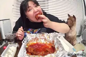 深夜自虐系列——看秀彬吃蜜汁炸鸡配可乐，简直口水横流~视频封面