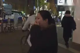 华人在日本東京街頭《海闊天空》，改唱粵語女孩直接泪奔，超好聽