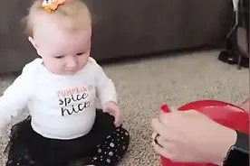 爸爸给萌娃吹气球，小娃的反应逗得全家都乐翻了视频封面